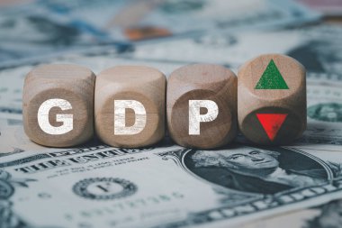 Amerika Birleşik Devletleri GSYİH veya Gayri safi Yurtiçi Hasıla için ABD doları banknotunun yukarı ve aşağı okunu değiştirmek için ahşap blok küpünün fırlatılması giderek artan ve azalan konsept.