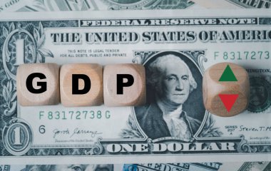 ABD GSYİH veya Gayri safi Yurtiçi Hasıla için ABD doları banknotunun yukarı ve aşağı okunu değiştirmek için ahşap blok küpünün ters çevrilmesinin en üst görünümü artan ve azalan kavram.