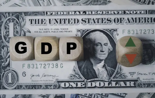 ABD GSYİH veya Gayri safi Yurtiçi Hasıla için ABD doları banknotunun yukarı ve aşağı okunu değiştirmek için ahşap blok küpünün ters çevrilmesinin en üst görünümü artan ve azalan kavram.