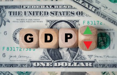 ABD GSYİH veya Gayri safi Yurtiçi Hasıla için ABD doları banknotunun yukarı ve aşağı okunu değiştirmek için ahşap blok küpünün ters çevrilmesinin en üst görünümü artan ve azalan kavram.