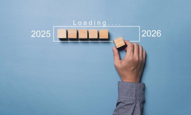 2025 ve 2026 yılları arasında yükleme, geçiş planlama ve yeni yıl konseptine olan ilerlemeyi simgeliyor.