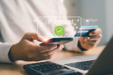 Akıllı telefon ve dijital güvenlik ikonu, elektronik ticaret için fintech teknolojisi konsepti, bankacılık işlemleri ve nakitsiz iş çözümleri ile güvenli online ödeme yapan adam.
