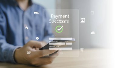 Mobil ödeme başarılı onaylama, kredi kartı ile güvenli dijital işlem, fintech yenilik, e-ticaret alışverişi, güvenli internet bankacılığı, modern parasız finans teknolojisi.