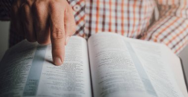 İncil okuyan adam metni işaret ediyor. İnanç ve inanç kavramı