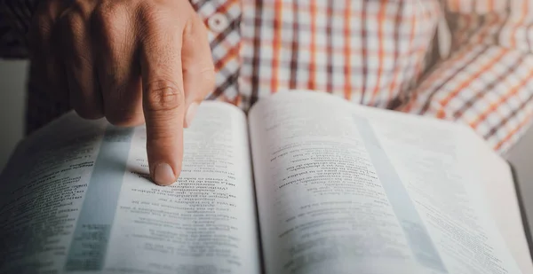 Man Die Bijbel Leest Wijst Naar Tekst Geloof Geloof Concept — Stockfoto