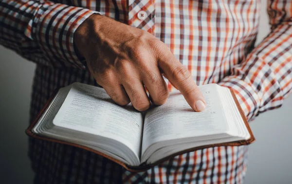 Hombre Leyendo Biblia Señalando Texto Concepto Creencia — Foto de Stock