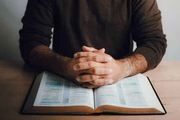 Hombre Rezando Sobre Biblia Abierta Concepto Creencia — Foto de Stock