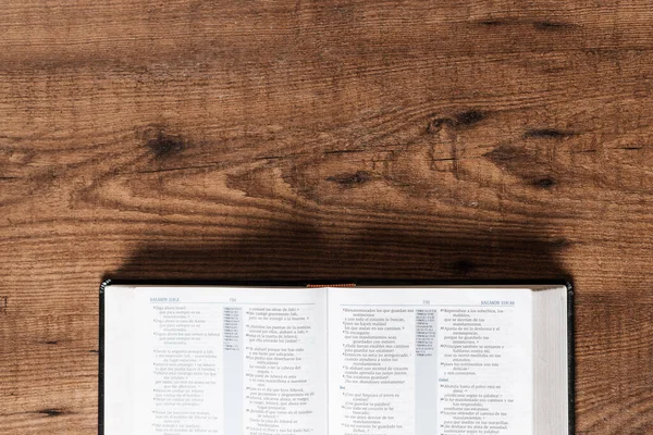 Una Bibbia Aperta Tavolo Legno Copyspace Bibbia Laica Piatta — Foto Stock