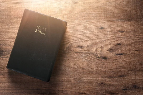 Biblia Una Mesa Madera Destello Luz Está Biblia Copyspace Puesta — Foto de Stock