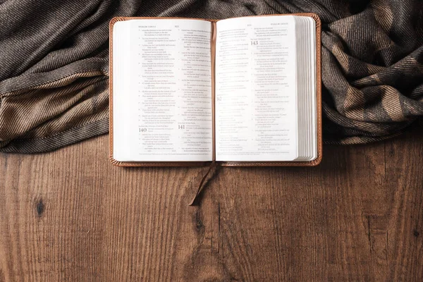 Una Biblia Abierta Sobre Una Mesa Madera Copyspace Biblia Plana — Foto de Stock