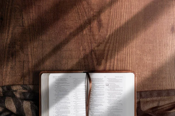 Biblia Una Mesa Madera Sombras Abstractas Pueden Ver Sobre Escena —  Fotos de Stock