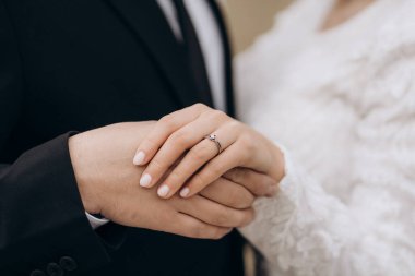 Nikah yüzüklü gelin ve damadın elleri. Yeni evli çiftlerin elleri.