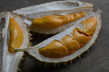 Olgun bir Durian meyvesine yakın çekim. Çok cazip..