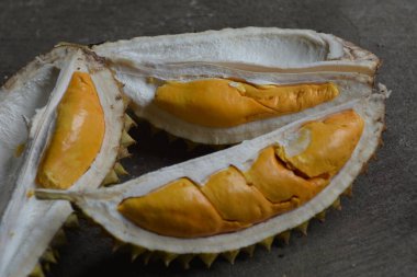 Olgun bir Durian meyvesine yakın çekim. Çok cazip..