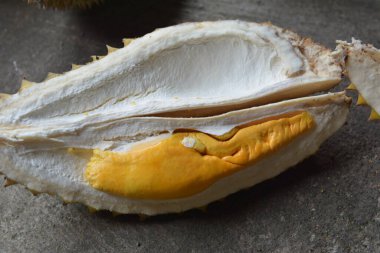 Olgun bir Durian meyvesine yakın çekim. Çok cazip..