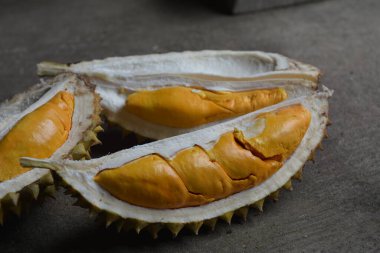 Olgun bir Durian meyvesine yakın çekim. Çok cazip..