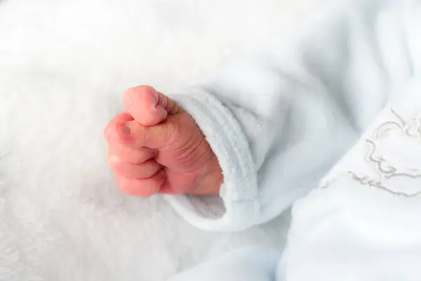 Close Hand Newborn White Clothes — Stock Photo, Image