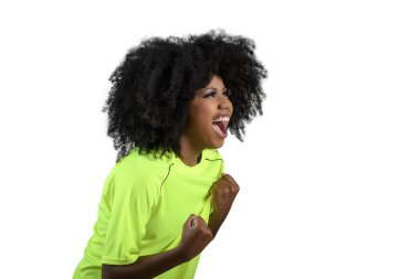 Kadın hayran takımı için tezahürat yapıyor, kutlama yapıyor, canlı yeşil üniforma, genç kadın, beyaz arka plan