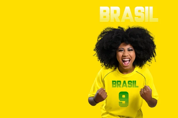 Женщина Футболке Сборной Бразилии Сжатыми Руками Кричит Празднуя Текст Португальском — стоковое фото