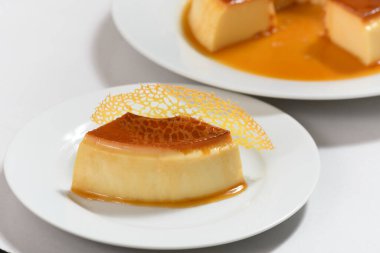 Beyaz arka planda sarı Tulie garnitürlü guomert pudingi.