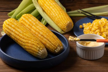 Pişmiş yeşil mısır, koçanda mısır geleneksel Brezilya yemeği.