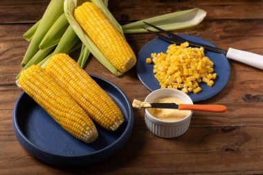 Pişmiş yeşil mısır, koçanda mısır geleneksel Brezilya yemeği.