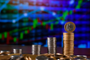 Bir çubuk grafiği oluşturan para yığını, finansal bir grafikte Brezilya parası