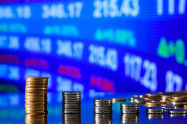 Grafik, yatırım konsepti ve finans piyasasında bir bar tablosu oluşturan bozuk para yığını
