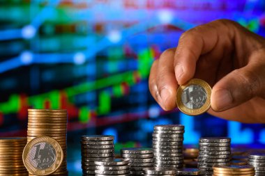 Bir bar çizelgesi oluşturan bozuk para yığını. Elinde bozuk para, yatırım konsepti, finans piyasası.