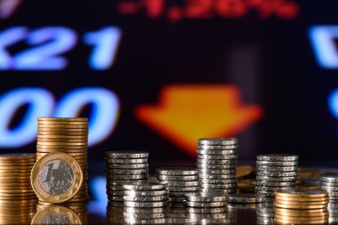 Bir grafikteki para yığını, ekonomik çöküş konsepti, düşen mali grafik, düşen borsa, enflasyon, mali kriz, düşen GSYİH geliri, sermaye azaltımı