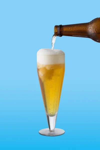 Copo Cerveja Garrafa Cerveja Enche Copo Fundo Azul — Fotografia de Stock