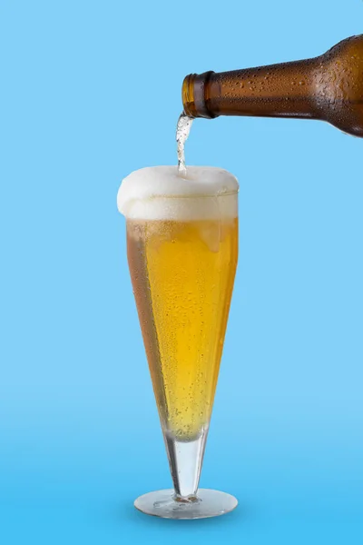 Пивний Келих Пляшка Пива Наповнює Келих Синьому Фоні — стокове фото