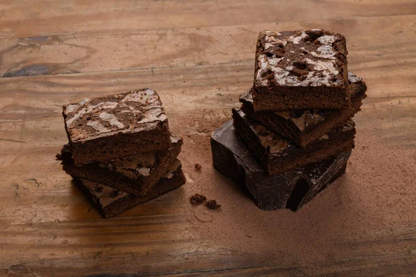 Brownie Chocolate Empilhado Uma Base Madeira — Fotografia de Stock