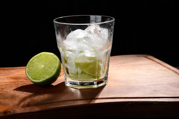 Ein Glas Mit Zitrone Und Eis Für Einen Drink Auf — Stockfoto