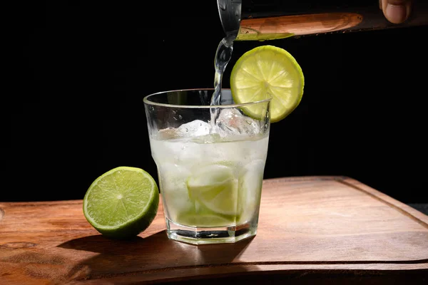 Barkeeper Hand Gießt Ein Getränk Ein Glas Mit Zitrone Und — Stockfoto