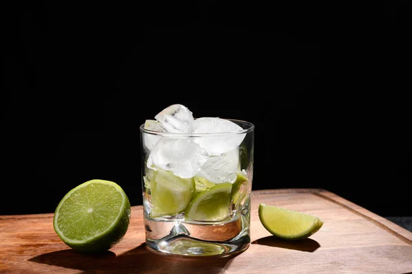 Copo Com Limão Gelo Para Uma Bebida Fundo Preto — Fotografia de Stock