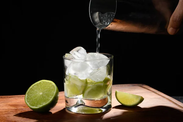 Barkeeper Hand Gießt Ein Getränk Ein Glas Mit Zitrone Und — Stockfoto