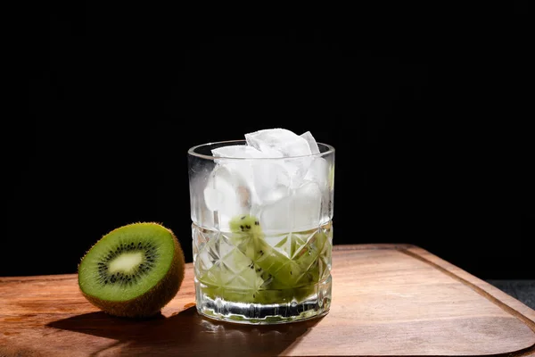 Ein Glas Mit Kiwi Und Eis Für Einen Drink Auf — Stockfoto