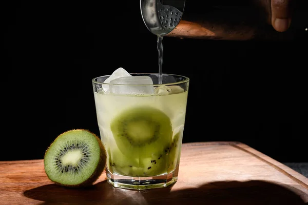 Barkeeper Hand Gießt Ein Getränk Ein Glas Mit Kiwi Und — Stockfoto