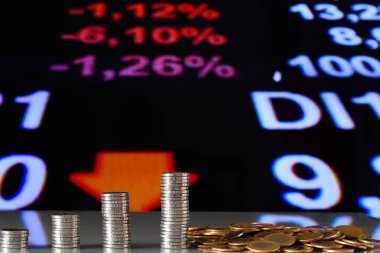 Bir grafikteki para yığını, ekonomik çöküş konsepti, düşen mali grafik, düşen borsa, enflasyon, mali kriz, düşen GSYİH geliri, sermaye azaltımı