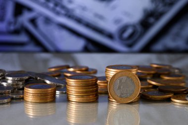 Bir bar tablosu şeklinde yığınla para birimleri, Brezilya modedası, arka planda cedula dolar americano.