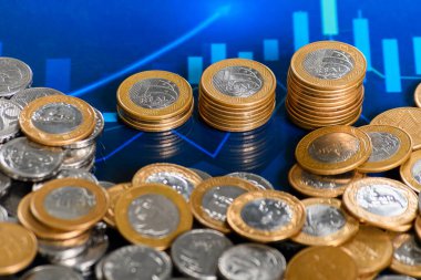 Bir çubuk grafiği oluşturan para yığını, finansal bir grafikte Brezilya parası