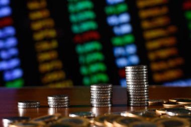 Bir grafikteki para yığını, ekonomik çöküş konsepti, düşen mali grafik, düşen borsa, enflasyon, mali kriz, düşen GSYİH geliri, sermaye azaltımı