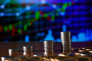 Bir çubuk grafiği oluşturan para yığını, finansal bir grafikte Brezilya parası