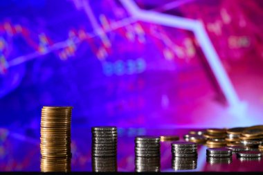 Bir grafikteki para yığını, ekonomik çöküş konsepti, düşen mali grafik, düşen borsa, enflasyon, mali kriz, düşen GSYİH geliri, sermaye azaltımı