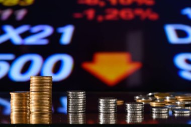 Bir grafikteki para yığını, ekonomik çöküş konsepti, düşen mali grafik, düşen borsa, enflasyon, mali kriz, düşen GSYİH geliri, sermaye azaltımı