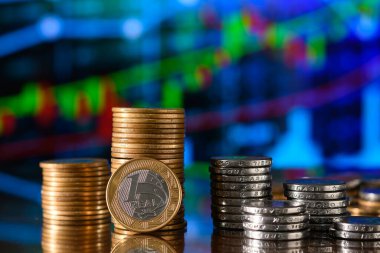 Grafik, yatırım konsepti ve finans piyasasında bir bar tablosu oluşturan bozuk para yığını