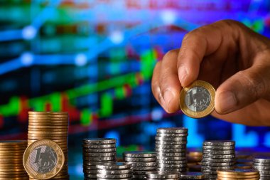 Bir bar çizelgesi oluşturan bozuk para yığını. Elinde bozuk para, yatırım konsepti, finans piyasası.