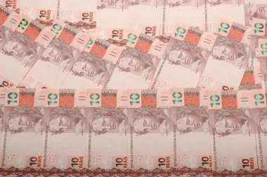 BRAZİLYA PARA SÜRÜNÜYOR