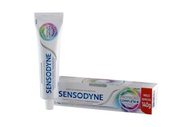 Sensodyne Diş macunu Tam Koruma 140g paket, beyaz arkaplan